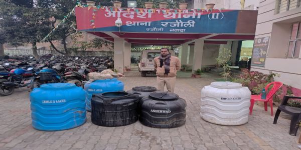 नवादा जंगल में पुलिस ने 1000 लीटर शराब किय्या जब्त