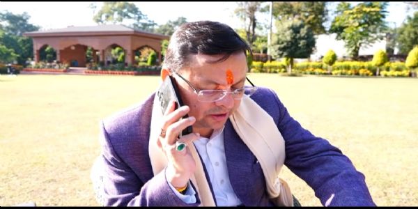 मुख्यमंत्री ने चमाेली जिले में भालू हमले की पीड़ित छात्रा और बच्चों की जान बचाने वाली छात्राओं से की बात