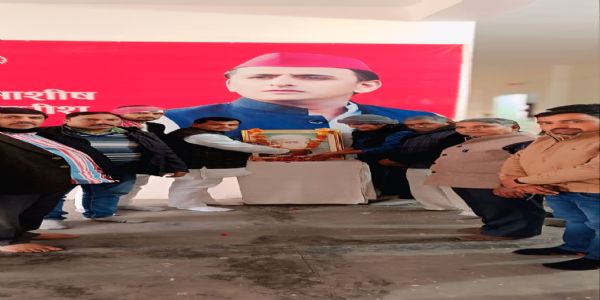 सपा कार्यकर्ताओं ने चौधरी चरण सिंह की जयंती किसान दिवस के रूप में मनाई