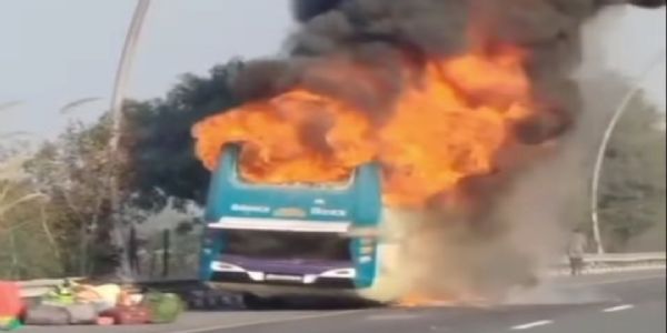 लखनऊ एक्सप्रेस वे पर अजमेर से नेपाल जा रही चलती यात्री बस में लगी आग