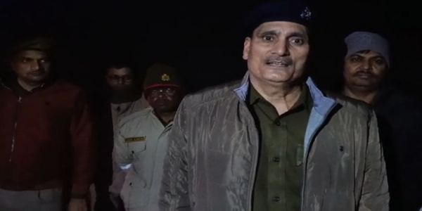 व्यापारी से लूट करने वाले तीन लुटेरे मुठभेड़ में गिरफ्तार