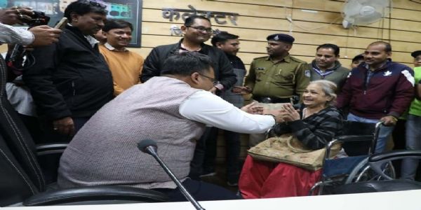 इंदौर : जनसुनवाई में शिकायत के साथ कलेक्टर वर्मा के प्रति आभार व्यक्त करने भी पहुंच रहे नागरिक