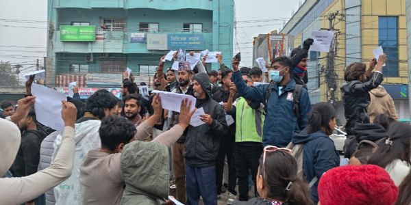 बांग्लादेश में हिंदू युवक की हत्या के विरोध में नेपाल में भी बवाल, विराटनगर में बांग्लादेश सरकार का पुतला दहन