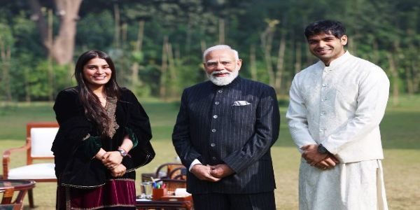 नीरज चोपड़ा ने पत्नी के साथ प्रधानमंत्री से की मुलाकात
