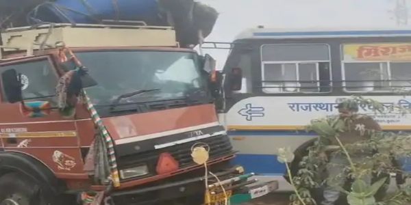 ओवरटेक करने के प्रयास में ट्रक से टकराई रोडवेज बस