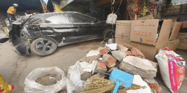 नशे में धुत कार चालक ने खड़ी कार को मारी टक्कर