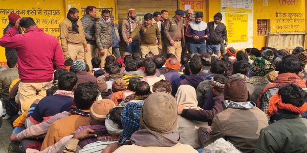 यूरिया न मिलने से भड़के किसानों ने किया सड़क जाम