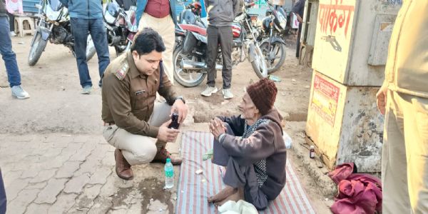 दतिया : मानवीय संवेदना की मिसाल बने टीआई मिश्रा, गाड़ी में बैठाकर ले गए अस्पताल