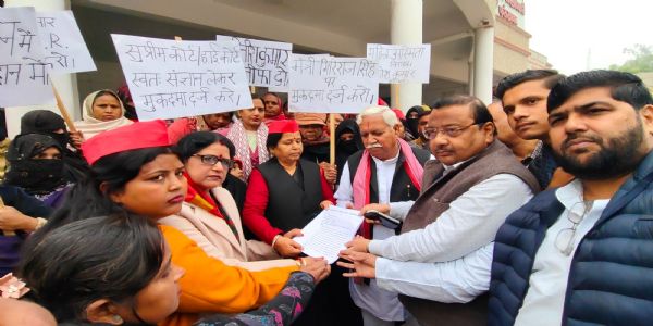 सपा महिला मोर्चा ने बिहार के सीएम के विरुद्ध की नारेबाजी,सिटी मजिस्ट्रेट को सौंपा ज्ञापन