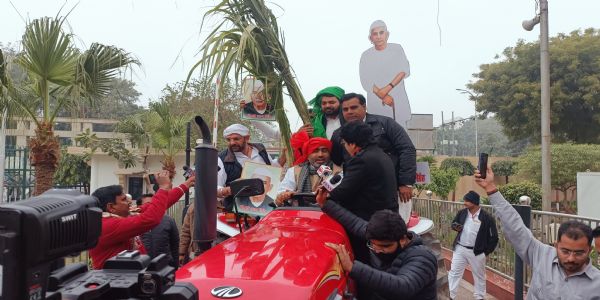 ट्रैक्टर से विधान सभा पहुंचे सपा विधायक अतुल प्रधान