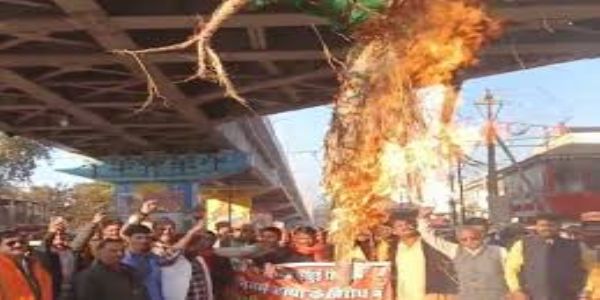 भोपाल में बांग्लादेश हिंसा के खिलाफ विश्व हिंदू परिषद और बजरंग दल का प्रदर्शन, बांग्लादेश सरकार के खिलाफ नारेबाजी की