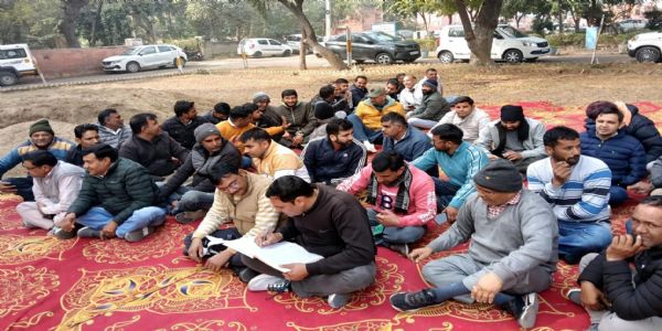 फतेहाबाद : ऑनलाइन तबादला नीति के विरोध में भूख हड़ताल पर बैठे कर्मचारी