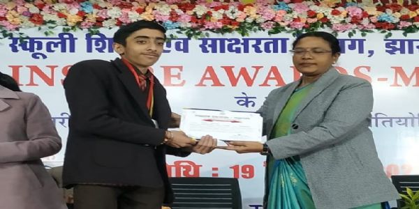 ईशान ने राज्य स्तरीय प्रदर्शनी में जीता मेडल, स्कूल प्रबंधन ने दी बधाई