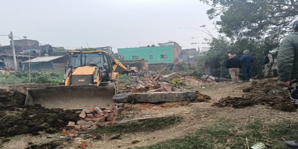 उच्च न्यायालय के आदेश पर सिकरौल पोखरा पर से प्रशासन ने हटाया अतिक्रमण