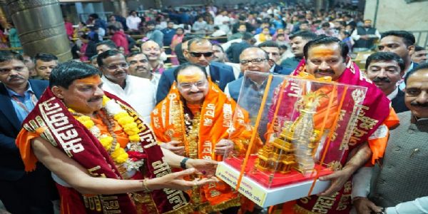 केंद्रीय मंत्री जेपी नड्डा ने किया भगवान महाकाल का अभिषेक, अन्न क्षेत्र से ग्रहण की प्रसादी