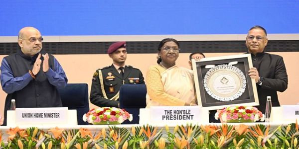 राष्ट्रपति द्रौपदी मुर्मु मंगलवार को विज्ञान भवन में आईबी शताब्दी एंडोमेंट व्याख्यान के दौरान। साथ में केद्रीय गृह मंत्री अमित शाह