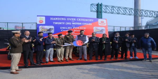 दिल्ली पुलिस को मोटर साइकिल भेट करते डीडीसीए अध्यक्ष रोहन जेटली