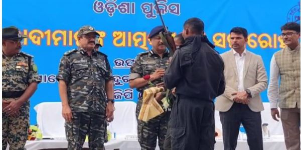 मालकानगिरि में  पुलिस डीजीपी के सामने आत्म समर्पण करते हुए माओवादी