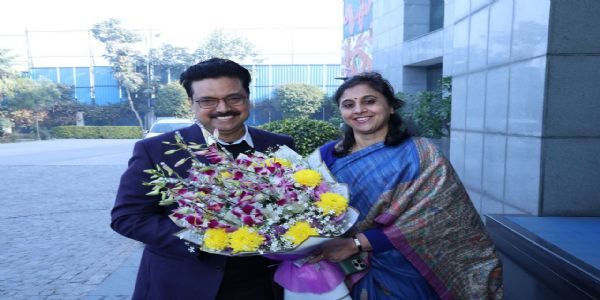 प्रो. योगेश सिंह का स्वागत करती एआईसीटीई सदस्य सचिव प्रो. श्यामा रथ