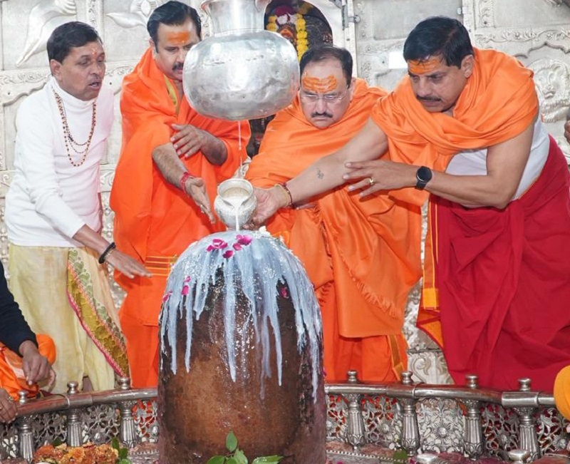 केन्द्रीय मंत्री जेपी नड्डा भगवान महाकाल का पूजन करते हुए