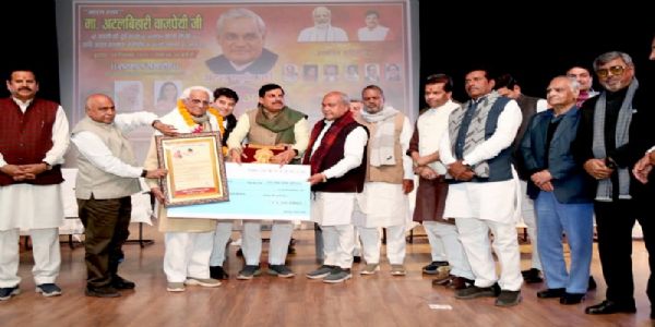 प्रख्यात कवि बलवीर सिंह करुण व डॉ. कीर्ति काले को अटल सम्मान