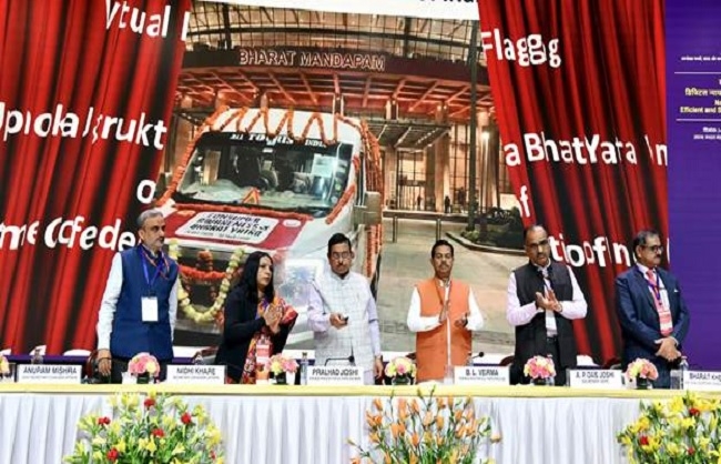 कार्यक्रम को संबोधित करते केंद्रीय उपभोक्ता, खाद्य और सार्वजनिक वितरण मंत्री प्रल्हाद जोशी