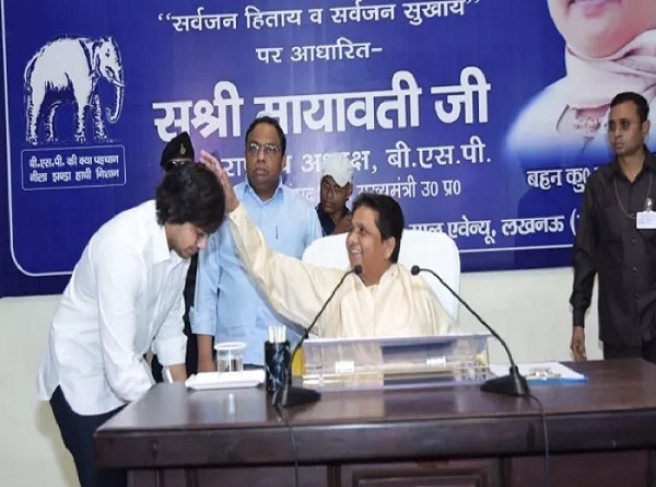 मायावती और आकाश आनंद की फोटो