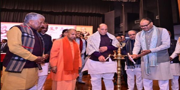 एकल काव्य पाठ का शुभारम्भ करते रक्षामंत्री राजनाथ सिंह