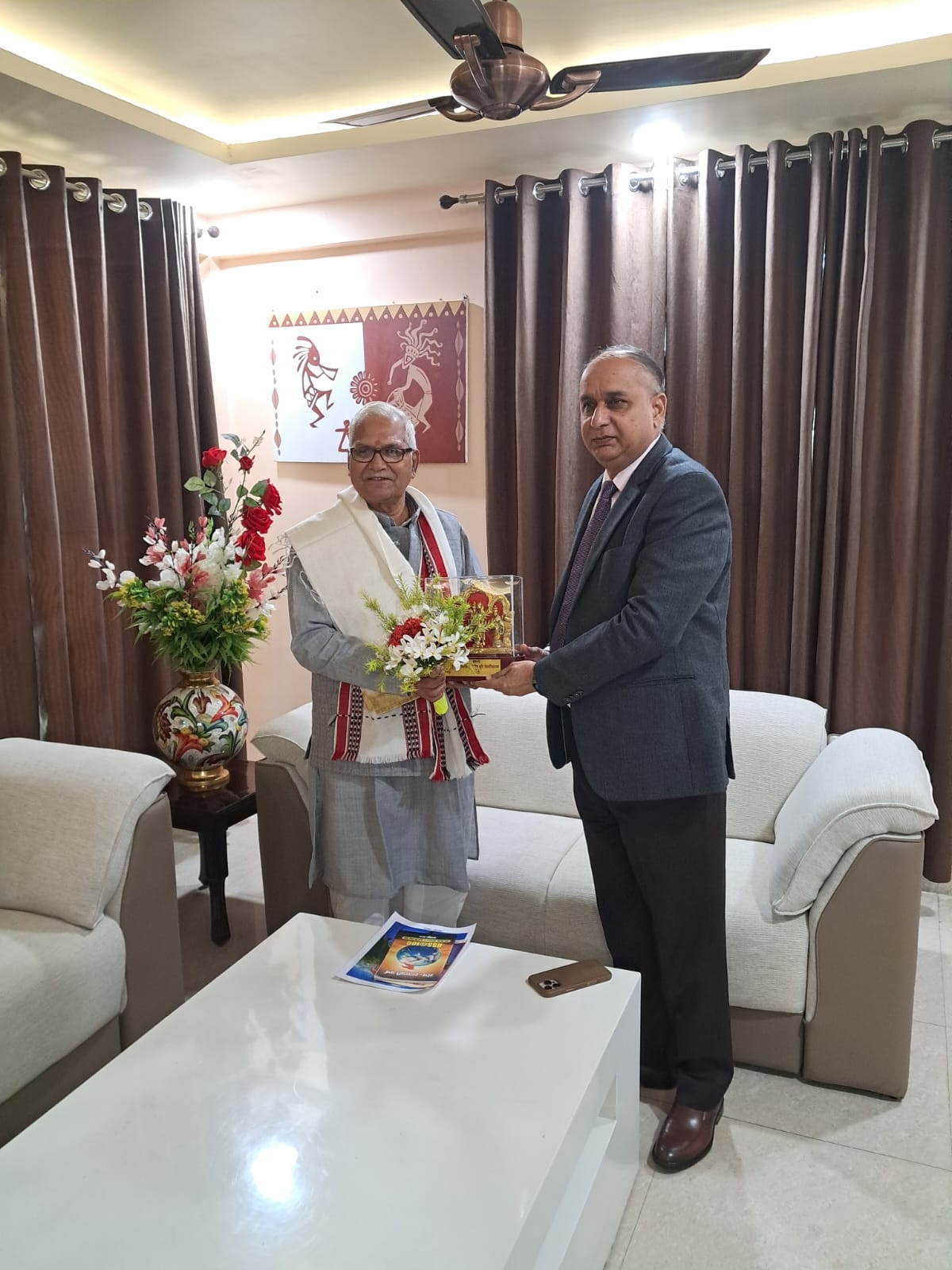 कृषि विश्वविद्यालय के कुलपति से भेंट करते हुए स्वान्त रंजन