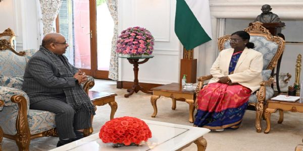 राष्ट्रपति भवन में बुधवार को  राष्ट्रपति द्रौपदी मुर्मु से भेंट करते दिल्ली विधानसभा अध्यक्ष विजेंद्र गुप्ता