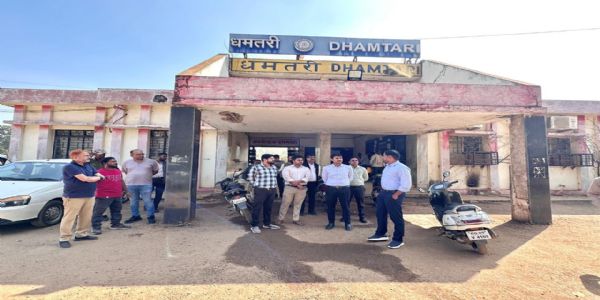 धमतरी : कलेक्टर ने रेलवे व बस स्टैंड और कॉमर्शियल कॉम्प्लेक्स का किया निरीक्षण