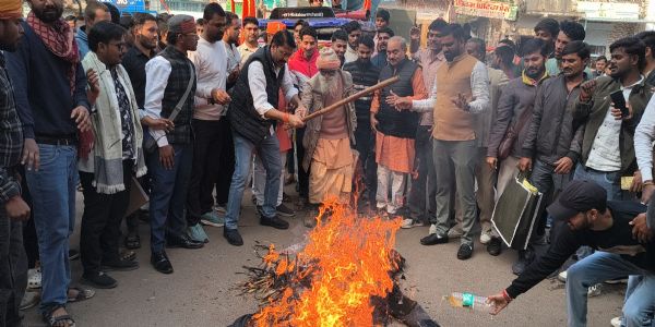 हिन्दू संगठनों ने बांग्लादेश और इस्लामिक आतंकवाद का फूंका पुतला