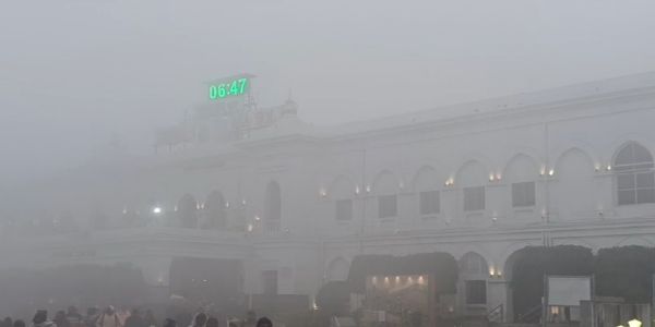 आसनसोल में कोहरे और धुंध के कारण जीवन अस्त-व्यस्त
