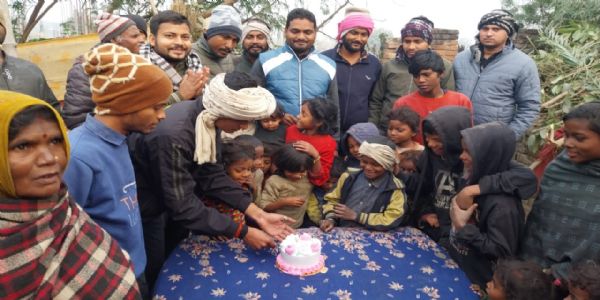 ​महादलित बस्ती में सांसद पप्पू यादव का मनाया गया जन्मदिन