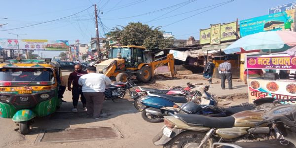 आरोप : बिना नोटिस जेसीबी से खुदाई करने पहुंची नगर निगम की टीम