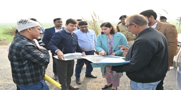 जनेश्वर मिश्र पुल पर पहुँच पथ का डीएम ने किया निरीक्षण