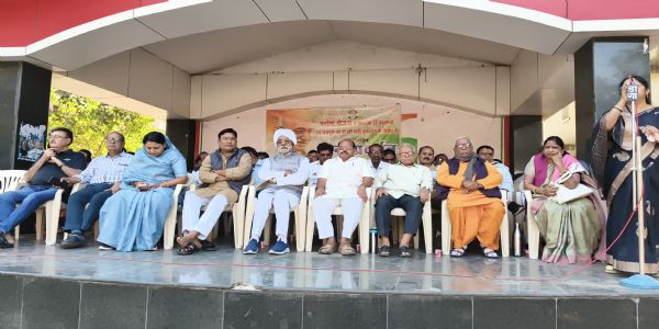 धमतरी:मनरेगा का नाम बदलने के विरोध में कांग्रेस का धरना गांधी मैदान में प्रदर्शन