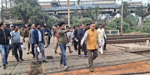 दक्षिण पूर्व रेलवे के जीएम ने संतरागाछी यार्ड के एलसी गेट संख्या-छह का किया निरीक्षण