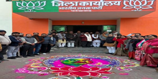 पूर्व प्रधानमंत्री अटल जी के जन्म दिवस की पूर्व संध्या पर सजाई चित्राें की रंगोली