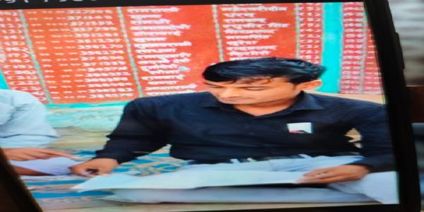 ट्रक के नीचे आकर मर जाओ तो मिलेंगे पांच लाख, अधिक मुआवजा को लेखपाल ने आगजनी पीड़ित को दी मरने की सलाह