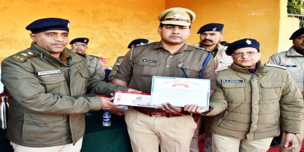 एसएसपी ने मासिक अपराध समीक्षा में 31 पुलिसकर्मी किये सम्मानित