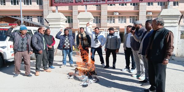 कांग्रेस ने सरकार के खिलाफ किया प्रदर्शन