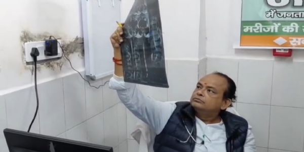 सदर अस्पताल पहुंचे स्वास्थ्य मंत्री, ओपीडी में बैठकर किया इलाज