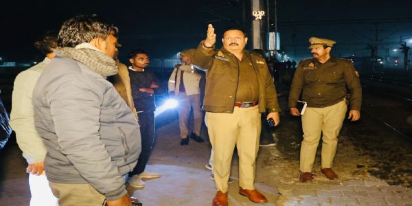 उप्र के शाहजहांपुर में ट्रेन की चपेट में आने से पांच लोगों की मौत