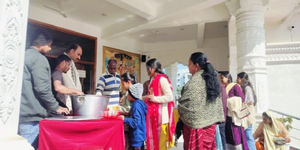 श्री राधा-कृष्ण प्रणामी मंदिर में प्रतिदिन अन्नपूर्णा खिचड़ी प्रसाद सेवा जारी