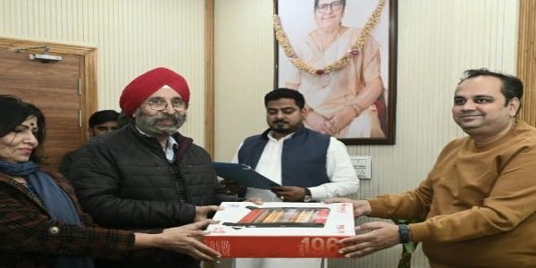दिल्ली के स्वास्थ्य मंत्री ने विकासपुरी में 100 इलेक्ट्रिक हीटर वितरित किए