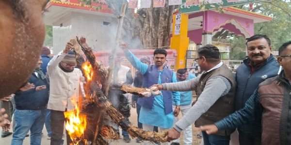 बांग्लादेश में हिंदुओं पर अत्याचार के विरोध में चुनार में उग्र प्रदर्शन, यूनुस सरकार का फूंका पुतला