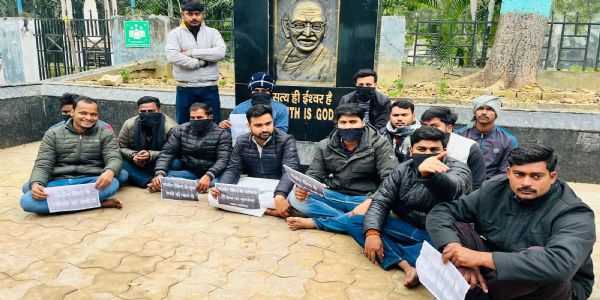 वाराणसी: कोडीन कफ सिरप मामले में एनएसयूआई ने किया प्रदर्शन