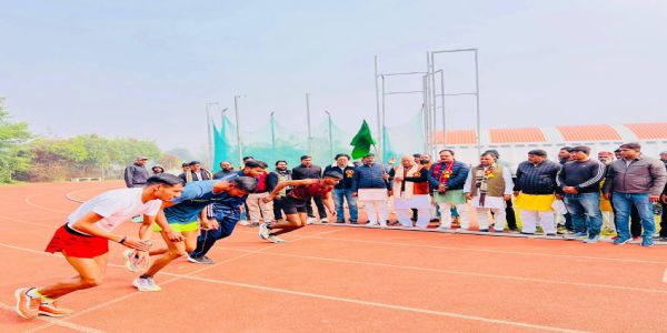 1500 मीटर दौड़ को हरी झंडी दिखाकर किया सांसद खेल प्रतियोगिता का उद्घाटन