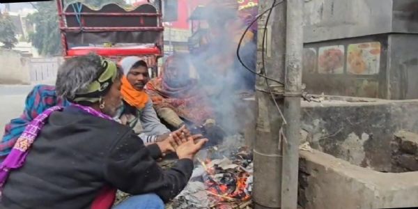 घने कोहरे और ठंड से लोगों की बढ़ी परेशानी